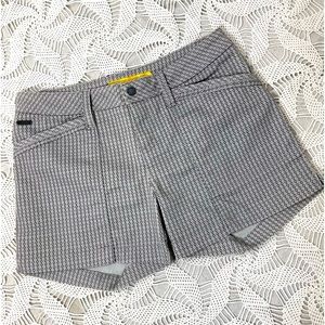 Short Shorts Lole Stretch Extendable 4” Inseam Black Cream Stripe Pattern SZ 4